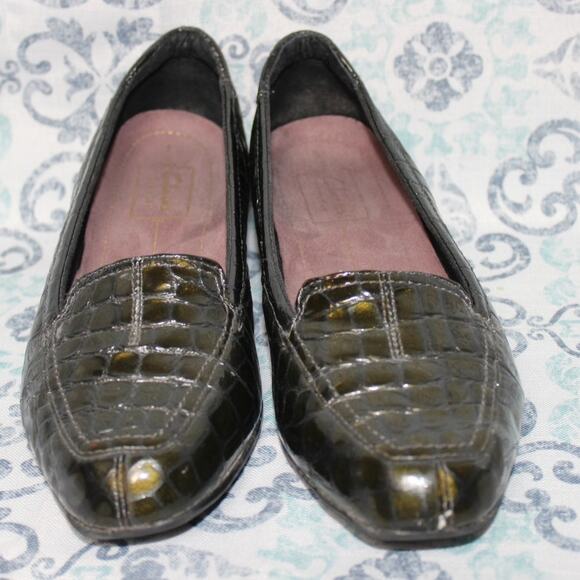 Clarks Everyday 30974 Patent Croc Metallic Olive Patterned Loafer 7.5M - Picture 3 of 9